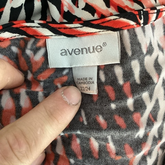 Avenue Abstract Print Tunic Top Keyhole Detail 22/24 - Picture 6 of 7